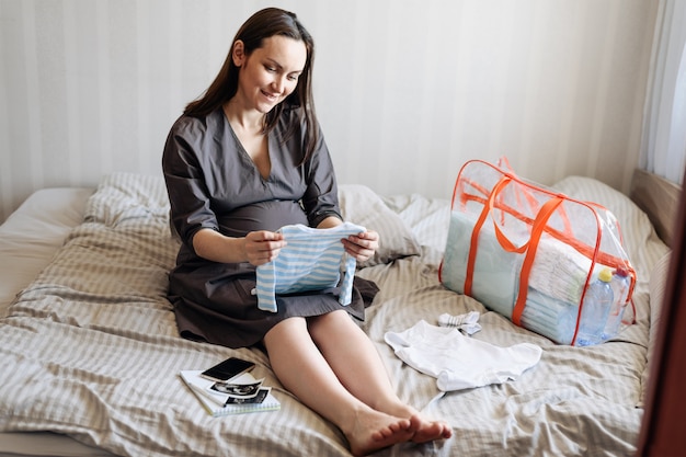 Co do torby na porodówkę wybrać, by czuć się spokojnie?