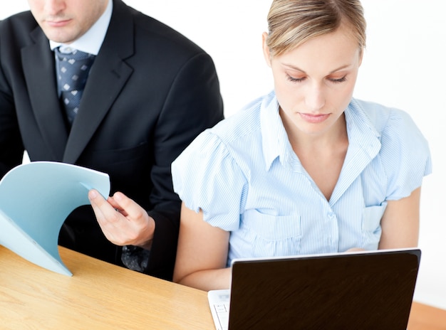 Czy można pracować i mieć działalność gospodarczą jednocześnie?