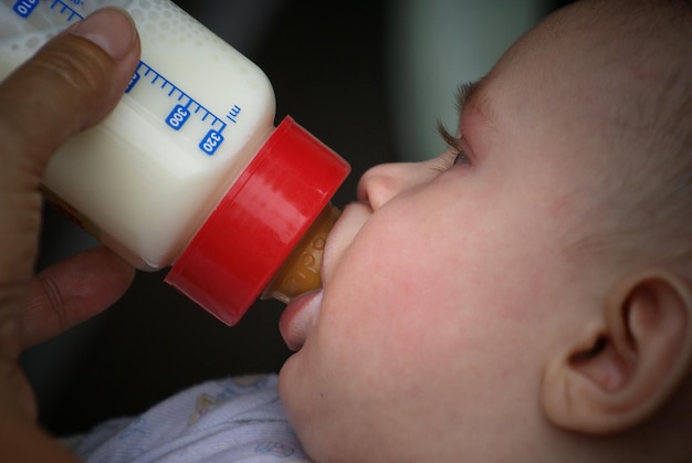 Ile ml mleka na kilogram niemowlaka w pierwszych miesiącach życia?