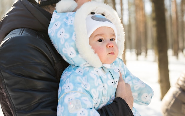 Jakie ciuszki dla noworodka zima sprawdzą się podczas pierwszych spacerów?