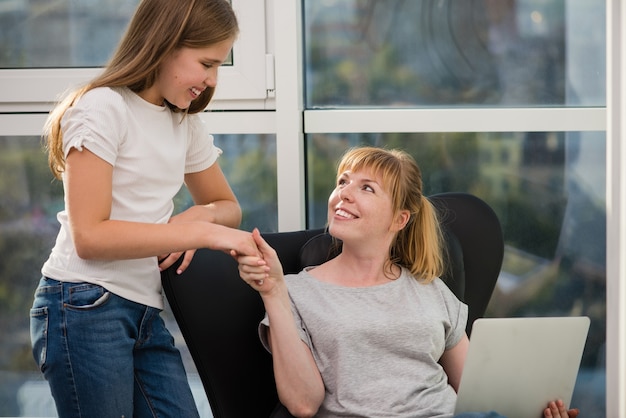 Kiedy można wziąć opiekę nad rodzicem i na jakich zasadach to działa?