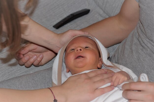 Kiedy myć noworodka po porodzie i na co zwrócić uwagę?