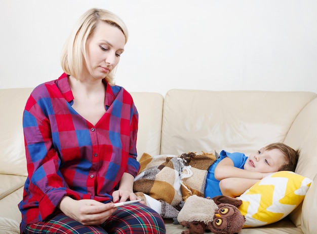 Co na jelitówkę przy karmieniu piersią?