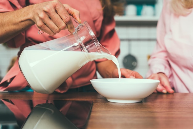 Ile mleka odciągać na jedno karmienie?