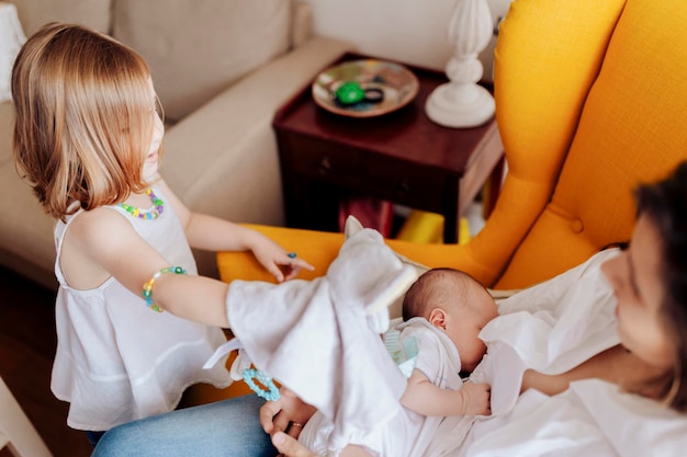 Ile opieki po urodzeniu dziecka przysługuje rodzicom?